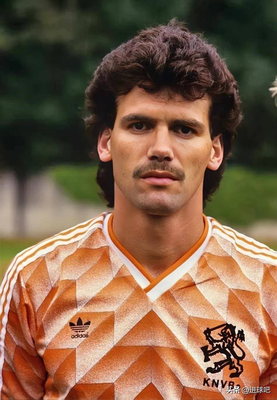 荷兰队主帅被曝参与外国球员转会 荷兰队主帅被曝参与外国球员转会